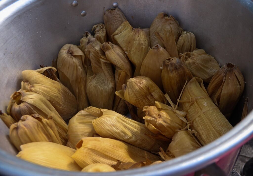 Atole, aguas de sabores y otros antojitos acompañan el recorrido por las ferias de tamales, ideales para probar más de un platillo.