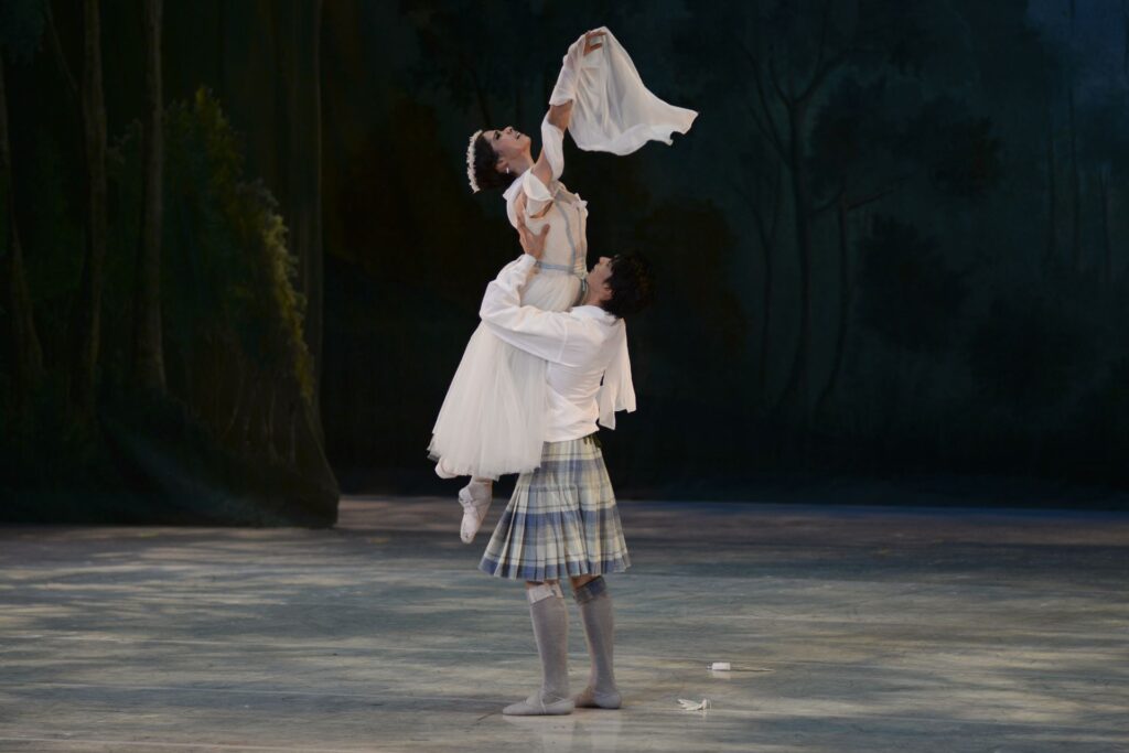 La Compañía Nacional de Danza presenta La Sílfide y el Escocés en la Sala Principal del Palacio de Bellas Artes, acompañada por la Orquesta del Teatro de Bellas Artes.