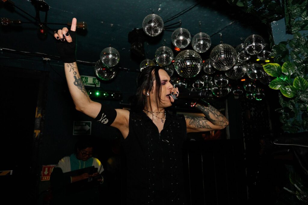 El San Valentín emo reúne a fans para cantar, desahogarse y vivir una noche de catarsis colectiva con tributos en vivo y karaoke triste en la CDMX.