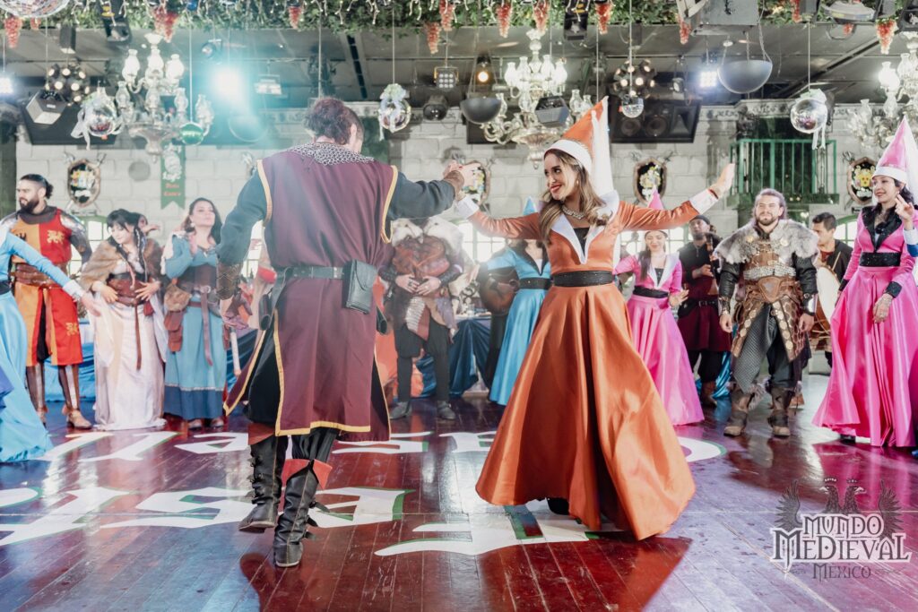 Caballeros y doncellas forman parte del espectáculo del baile medieval en la CDMX, que incluye música en vivo con gaitas y tambores. 