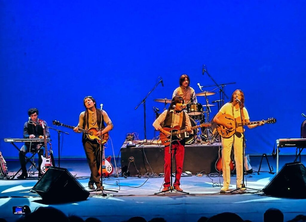 Escucha en vivo éxitos del cuarteto de Liverpool como "Please Please Me".