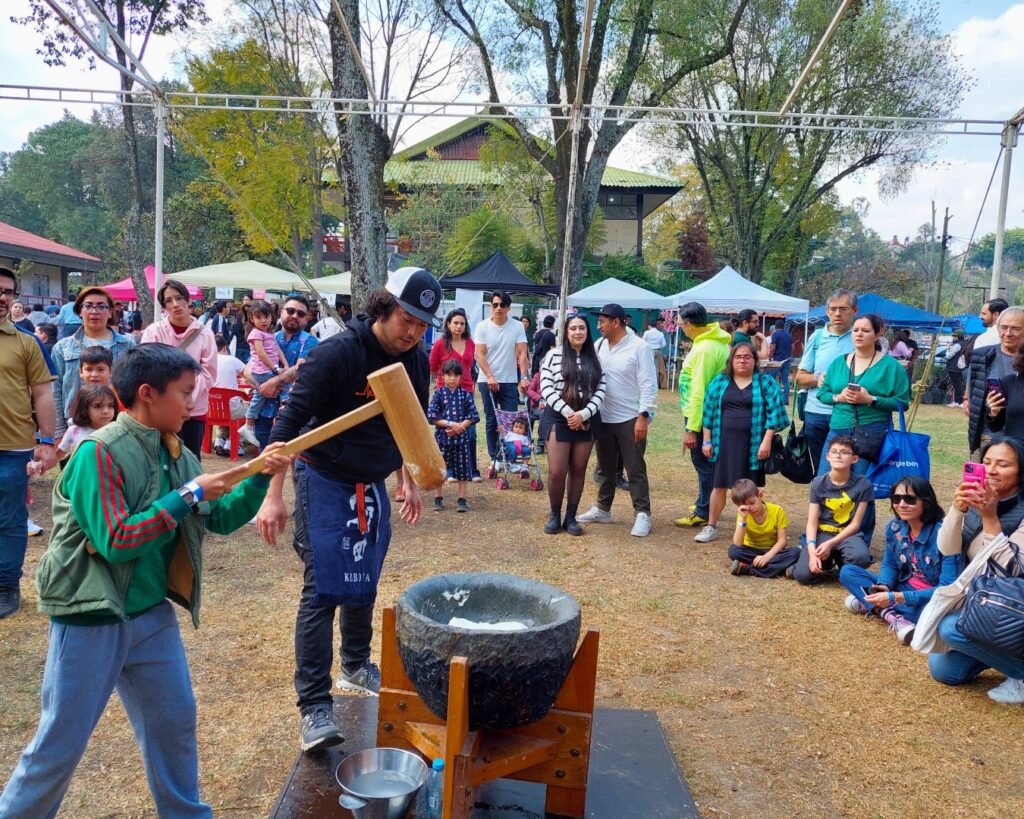Asistentes al bazar de la Asociación Mexico Japonesa.