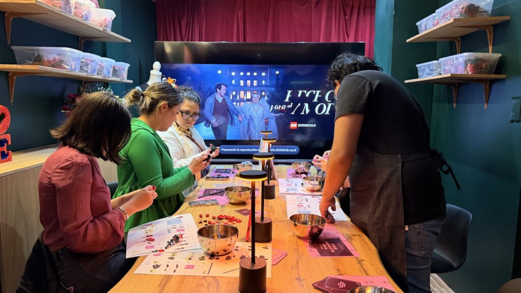 Personas armando una flor en Botanicals Bloom Bar en CDMX.