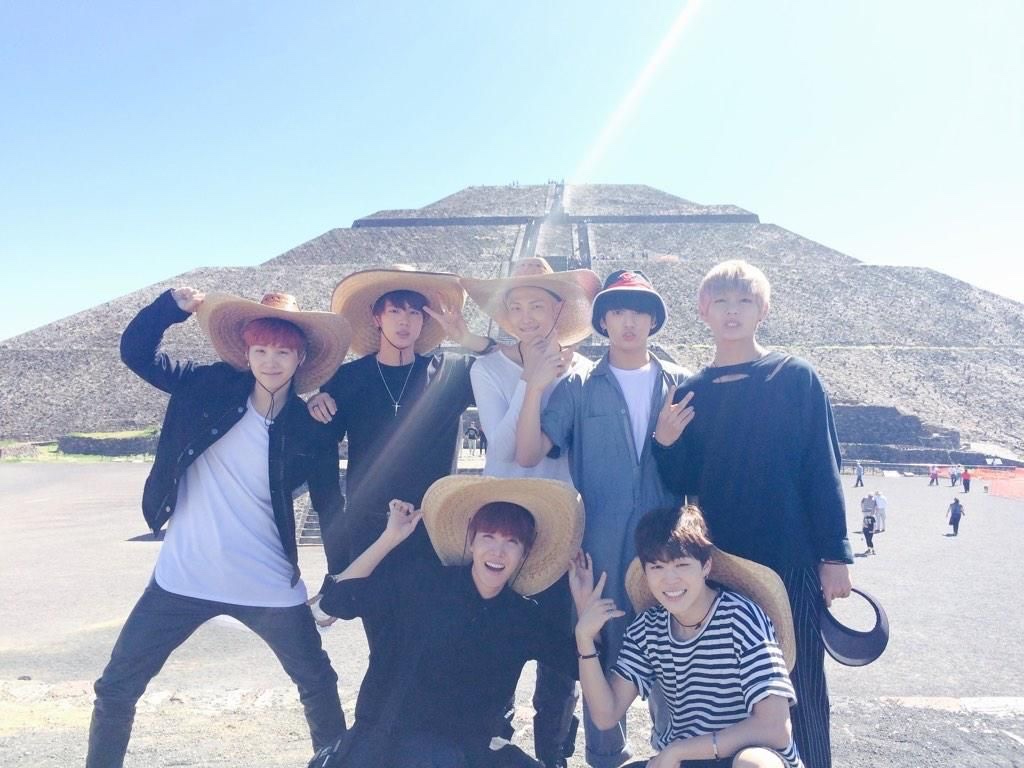 BTS en las pirámides de Teotihuacán. 