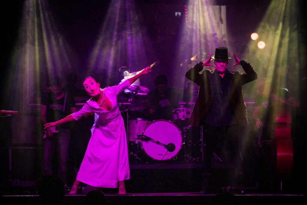 Performance de Cabaret: Orquesta 24 Cuadros en CDMX.