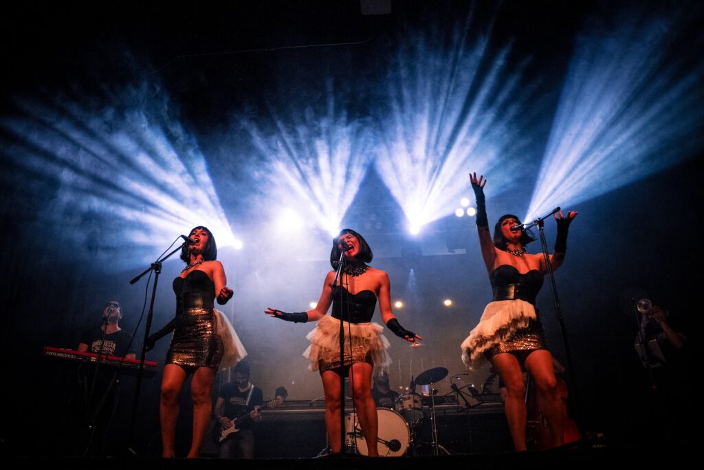 Cantantes y bailarines en el show en vivo de Orquesta 24 Cuadros.
