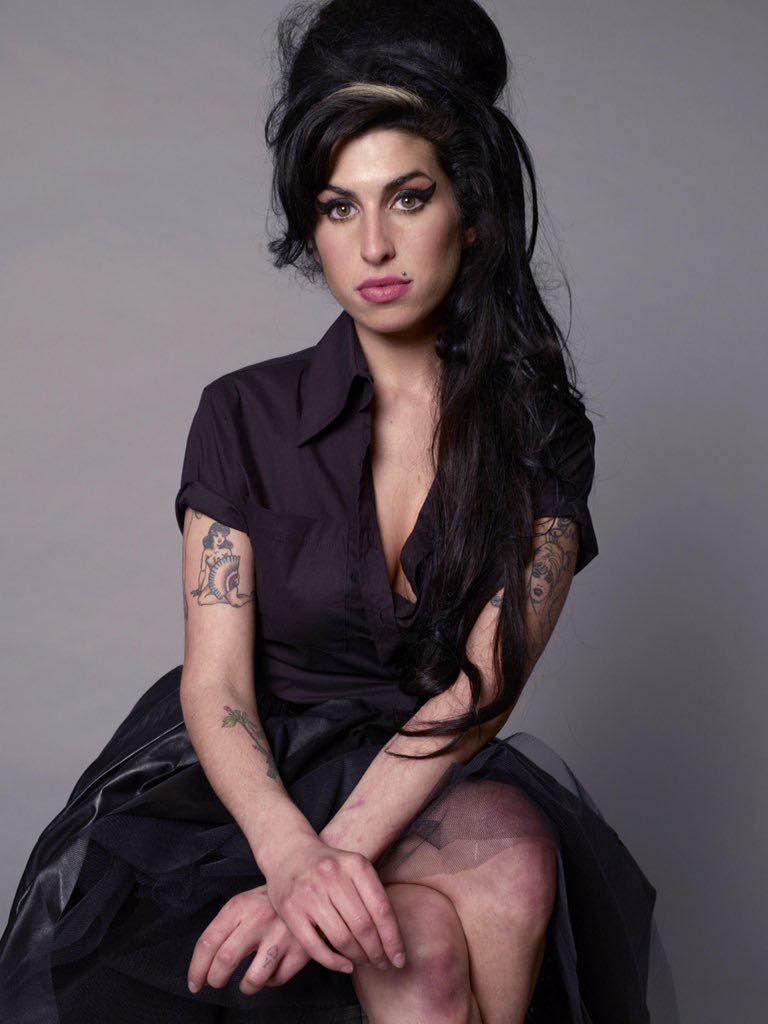 Retrato de Amy Winehouse usando un vestido negro.