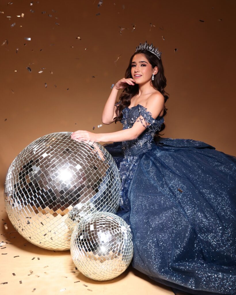 Sammy Schould usando un vestido de XV años azul marino para Expo 15.