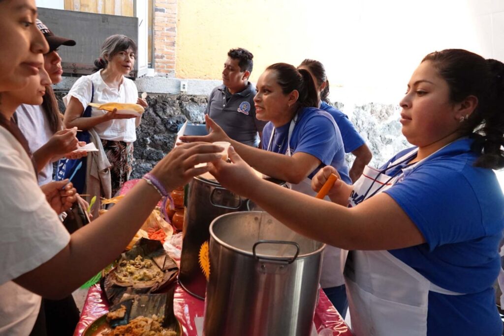 Expositores vendiendo y sirviendo atole en la Feria del Tamal en CDMX.