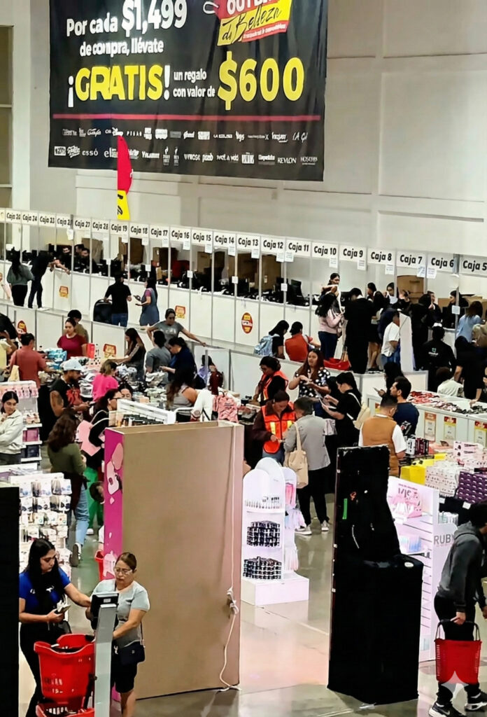 Personas comprando en el evento de belleza más grande.