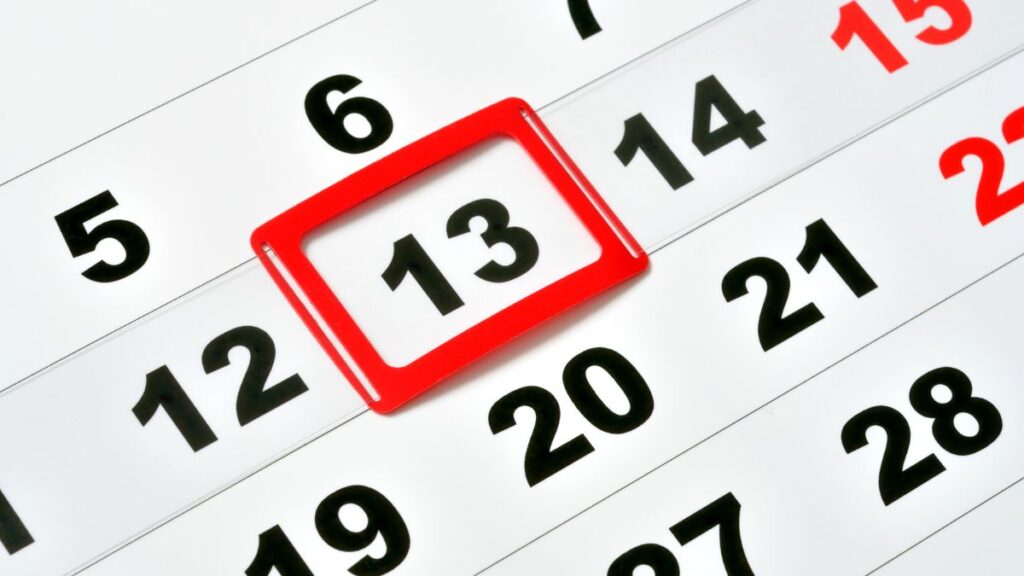 Calendario con el día 13 marcado.