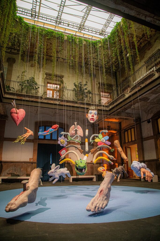 I am Resurrection and I am Life, pieza de la sección Patio de Salón ACME.