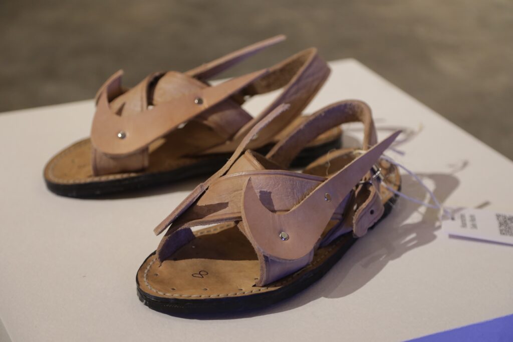 Huaraches de cuero con la paloma de nike.