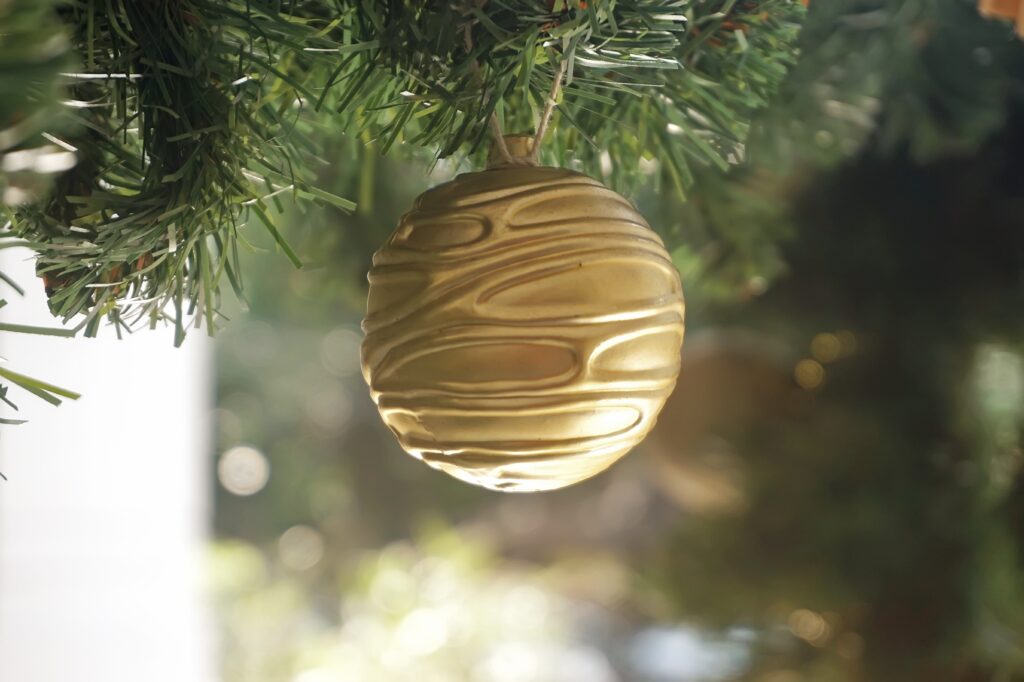 Algunas personas prefieren retirar el árbol el 6 de enero, mientras que otras lo conservan hasta el Día de la Candelaria, el 2 de febrero.