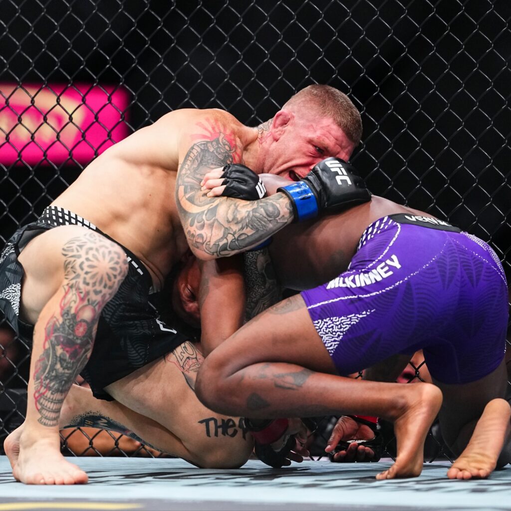 Peladores de UFC en el ring.