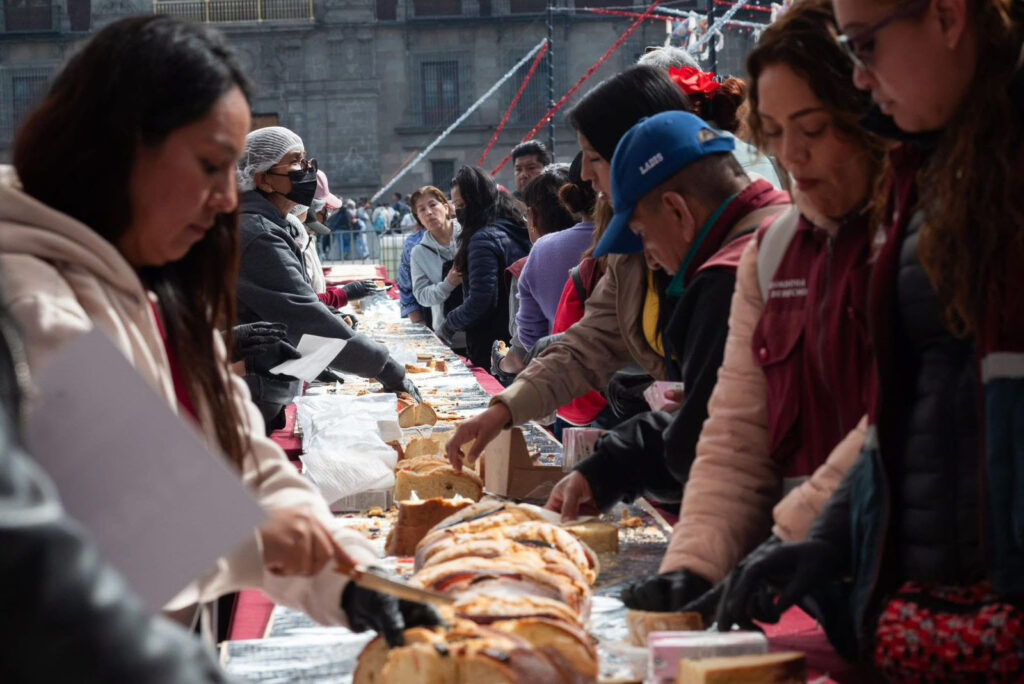 La Mega Rosca de Reyes forma parte de las celebraciones del Día de Reyes organizadas por el Gobierno de la Ciudad de México en espacios públicos para fomentar la convivencia familiar.