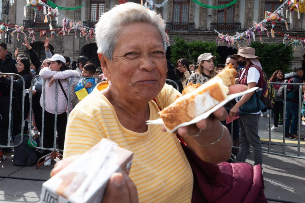 Familias de distintas alcaldías se reúnen para partir la Rosca de Reyes gratuita como parte de las actividades culturales y recreativas de acceso libre en la capital. 