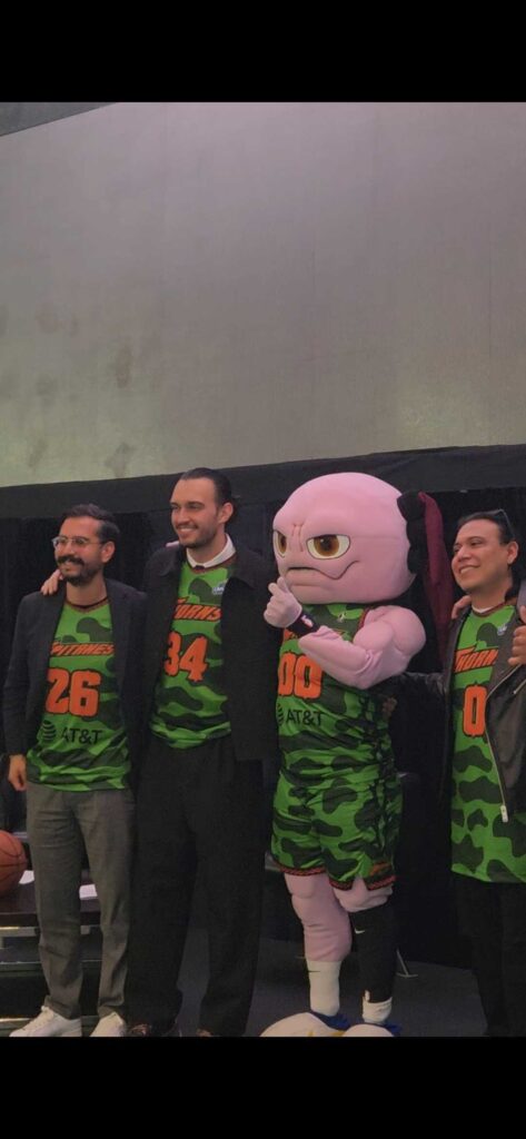 Carlos Tostado, presidente de Capitanes; Charlie Cancino, comentarista de NBA y voz de Rusty; Juanjoloberto y Emmanuel Bernal