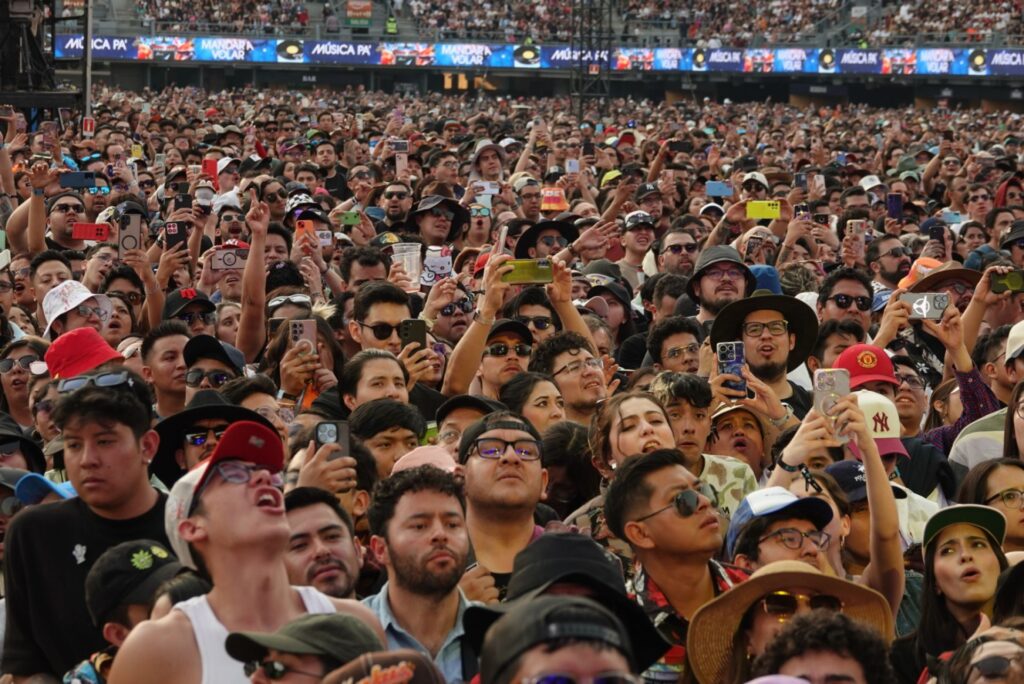 Asistentes en el Estadio GNP Seguros durante una jornada del Vive Latino en Ciudad de México.