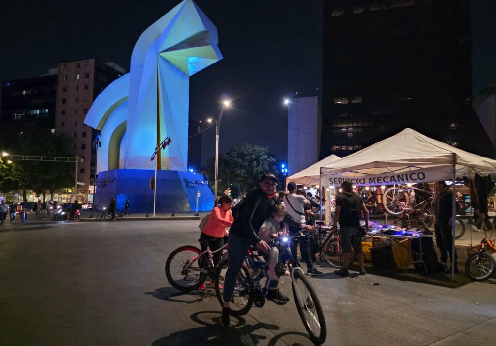 Ciclistas participarán en una rodada colectiva en CDMX, como la que saldrá rumbo al Parque Tezozómoc.