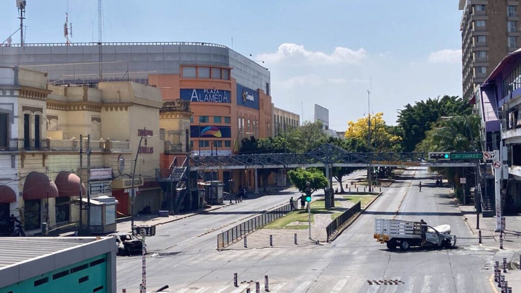 GUADALAJARA, JALISCO, 22FEBRERO2026.- Quema de vehículos y camiones del transporte público fueron perpetrados por hombres armados en varios puntos de Guadalajara, se presume que fue una reacción por parte de integrantes del Cartel Jalisco Nueva Generación (CJNG) tras la noticia de que su líder Nemesio Oseguera "El Mecho", fuera abatido en un operativo del Ejército Mexicano ena comunidad de Tapalpa, Jalisco.