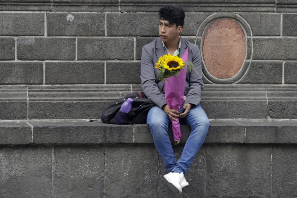 Las bancas y plazas del centro han sido mencionadas en algunas versiones de la leyenda urbana relacionada con rupturas sentimentales.