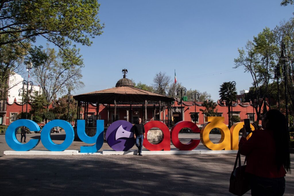 Pasear por las calles del Centro de Coyoacán es una de las actividades más comunes en primeras citas, según testimonios compartidos en redes sociales.