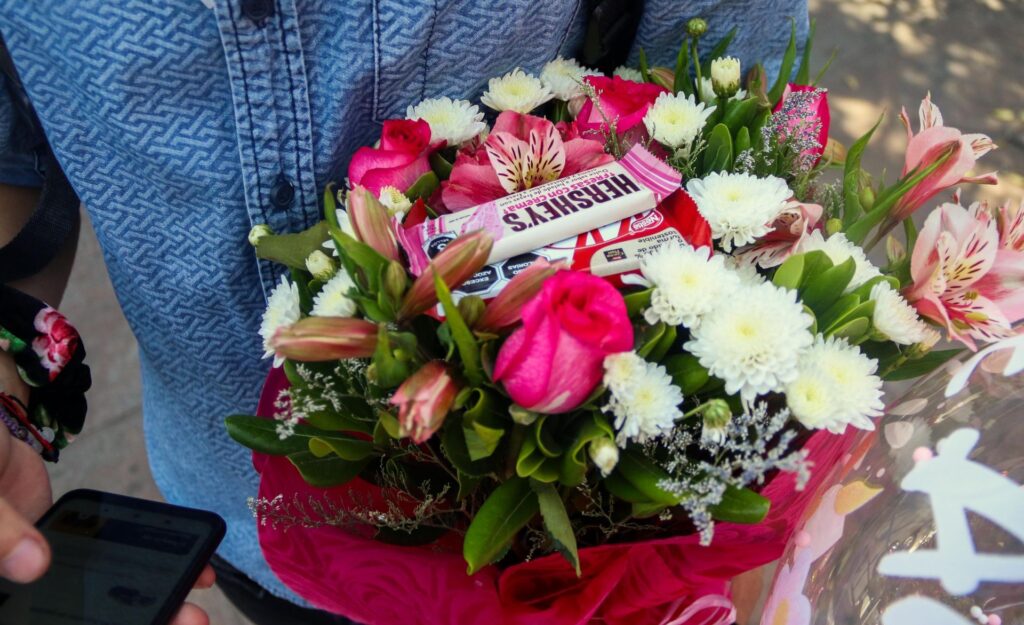 Regalos prácticos como carteras, accesorios y detalles personalizados se mantienen como opciones populares para celebrar San Valentín sin caer en lo tradicional.