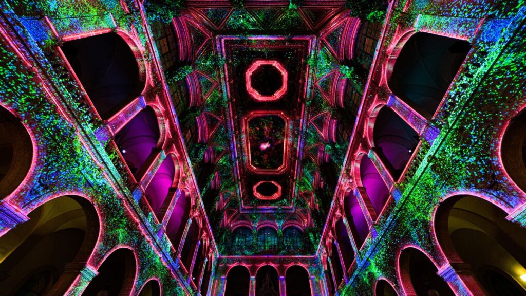 Proyecciones de video mapping acompañan Las Cuatro Estaciones de Antonio Vivaldi durante la experiencia inmersiva Enlightenment en la Parroquia de la Sagrada Familia, en la colonia Roma.