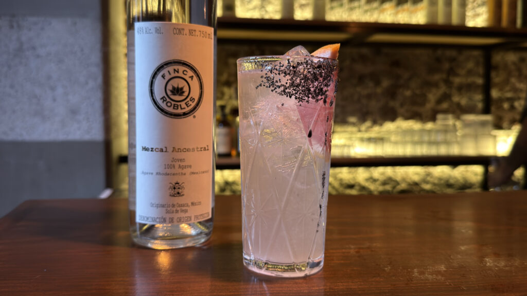 coctel de mezcal de Mezcalería Finca Robles en CDMX.