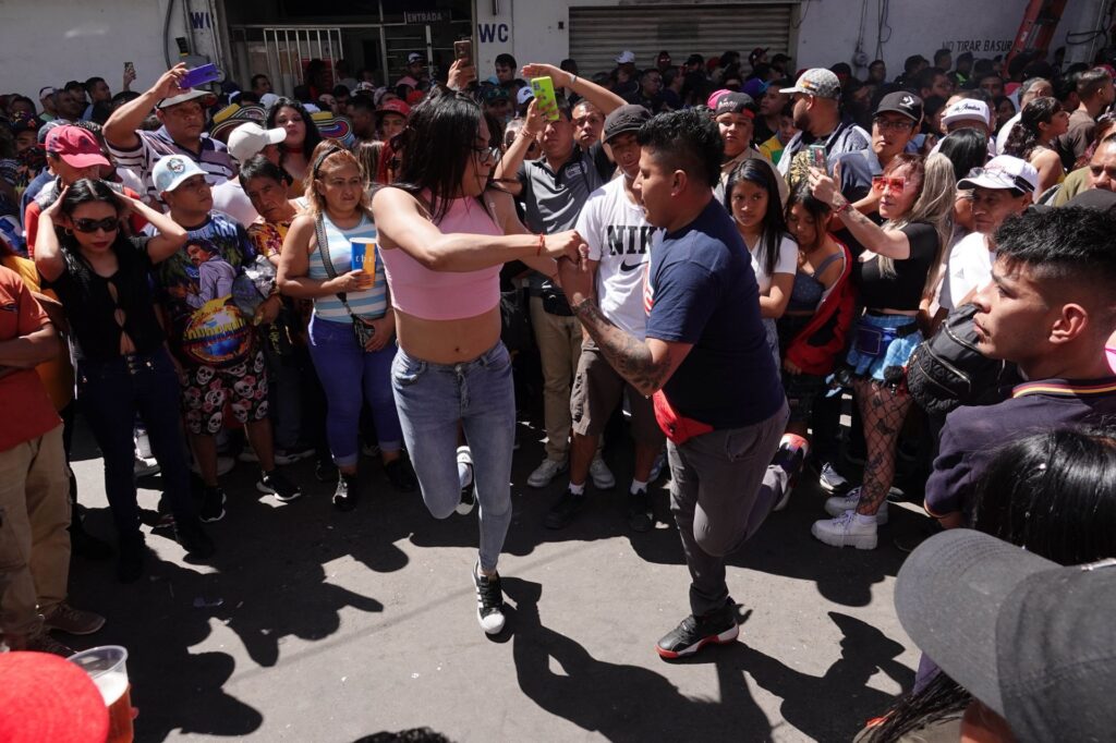 Personas bailando cumbia sonidera.