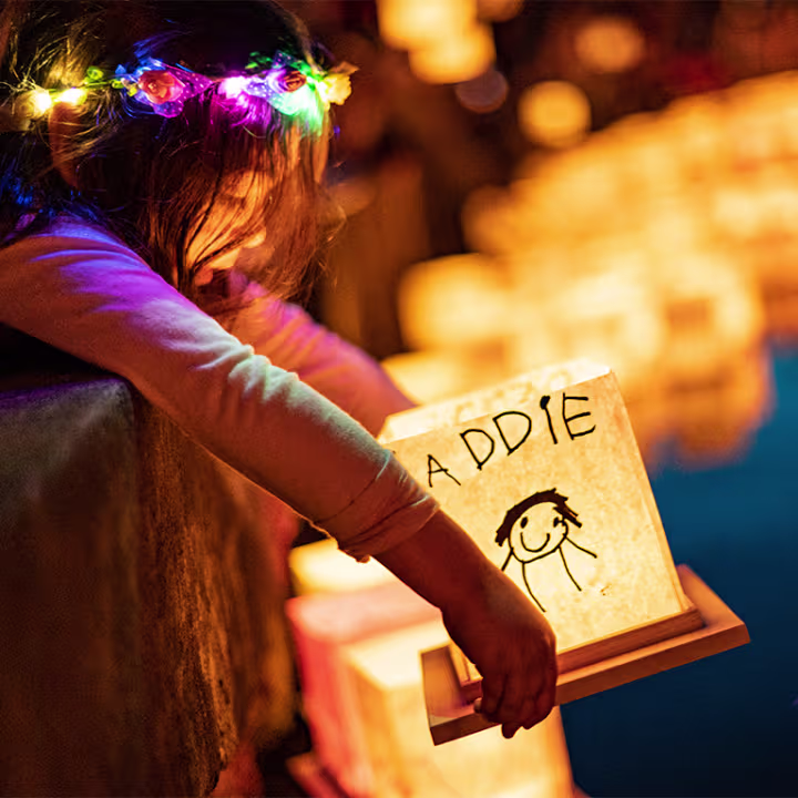 Asistentes personalizan sus linternas antes de colocarlas en el agua como parte de la experiencia colectiva del Water Lantern Festival en la Ciudad de México.