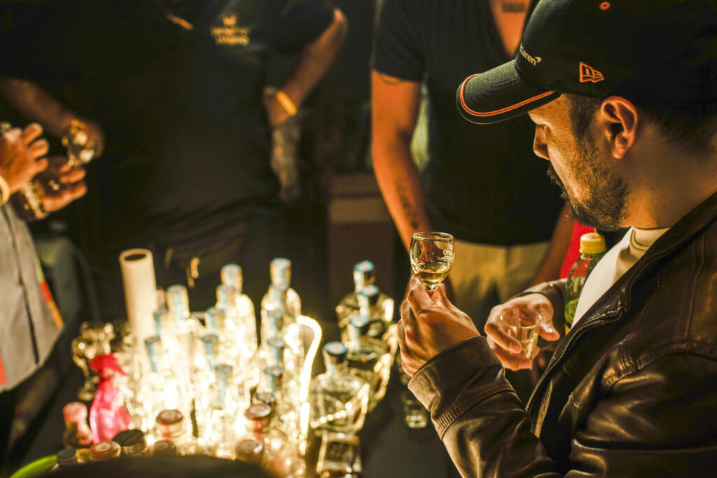 El kit de degustación del Mezcal Fest incluye vaso mezcalero y acceso a distintas etiquetas participantes los días 21 y 22 de febrero de 2026.