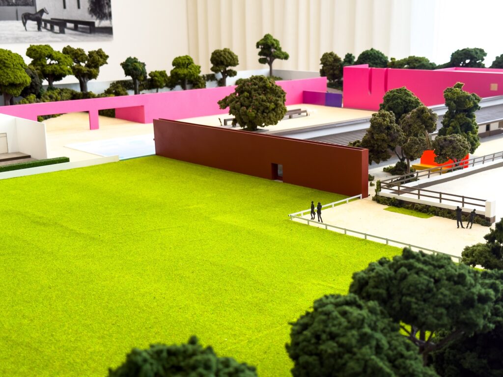 Maqueta de La Cuadra de Luis Barragán en exposición.