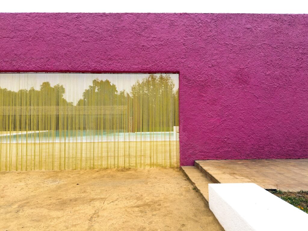 Instalación de Félix González-Torres en uno de los muros de la propiedad diseñada por Luis Barragán.