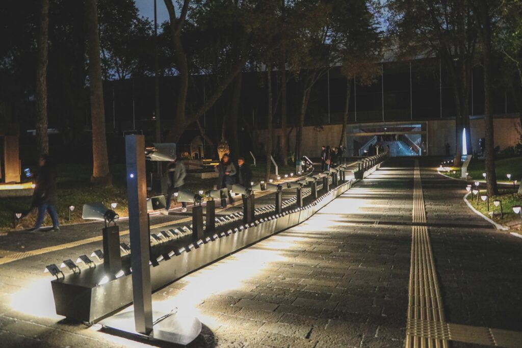 Calzada de voces, pieza de la nueva exposición del Museo de Arte Moderno de CDMX.