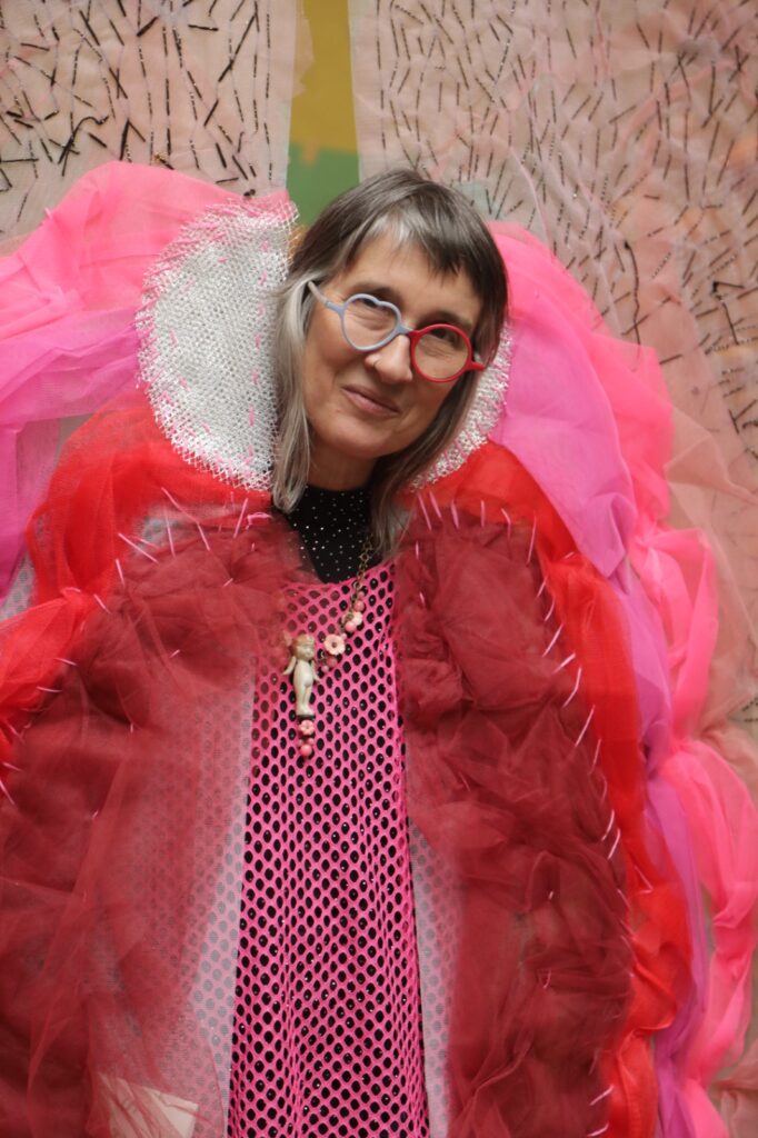 Andrea Echeverri junto a una cortina vulva.