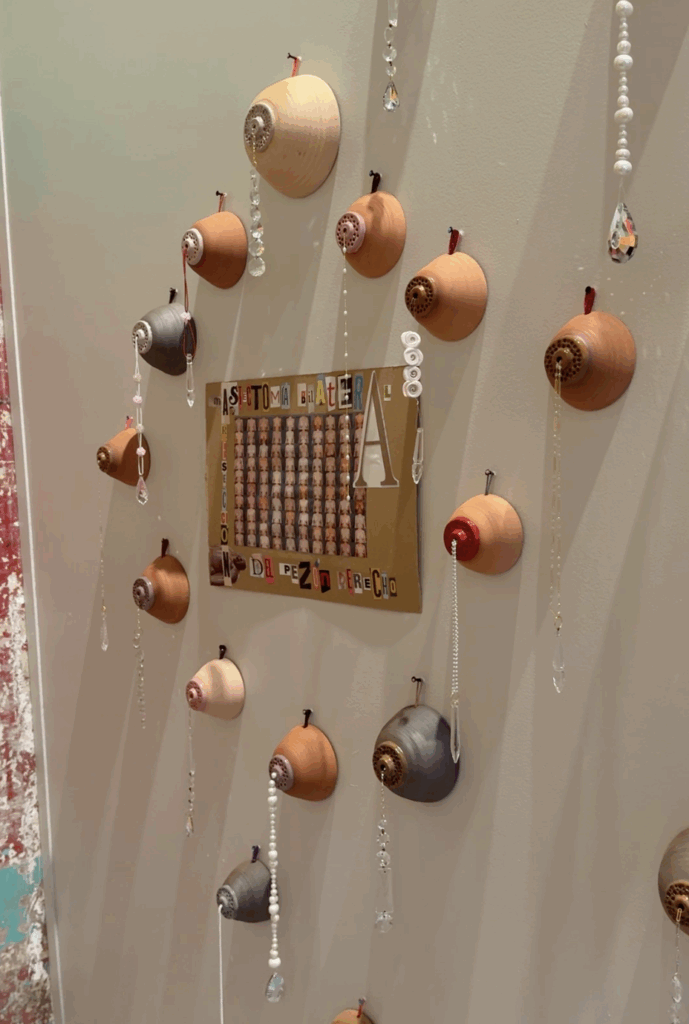 Pieza en exhibición de Andrea Echeverri en Salón ACME 2026 CDMX.