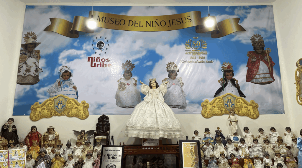 El corredor de Talavera concentra talleres y locales dedicados a la confección de vestimentas del Niño Dios, una tradición viva en el Centro de la CDMX.