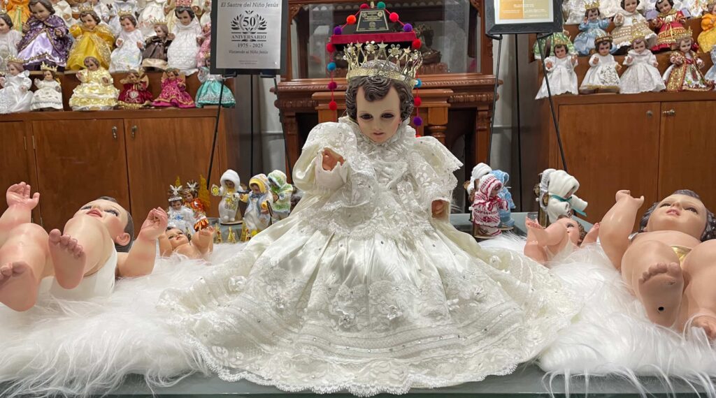 Vestidos, túnicas y accesorios artesanales forman parte del trabajo cotidiano de Niños Uribe, marca fundada en 1975. 