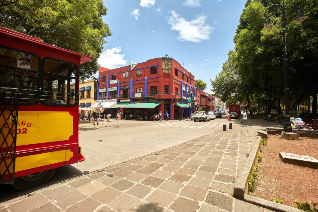 El Jardín Centenario es uno de los puntos más concurridos del Centro de Coyoacán y suele aparecer en los relatos sobre la llamada maldición de Coyoacán.