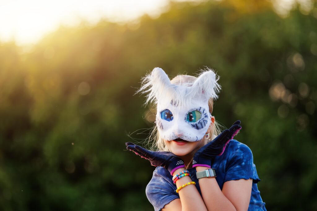 La identidad therian surge en foros digitales de los años noventa y se documenta en estudios académicos sobre subculturas. 