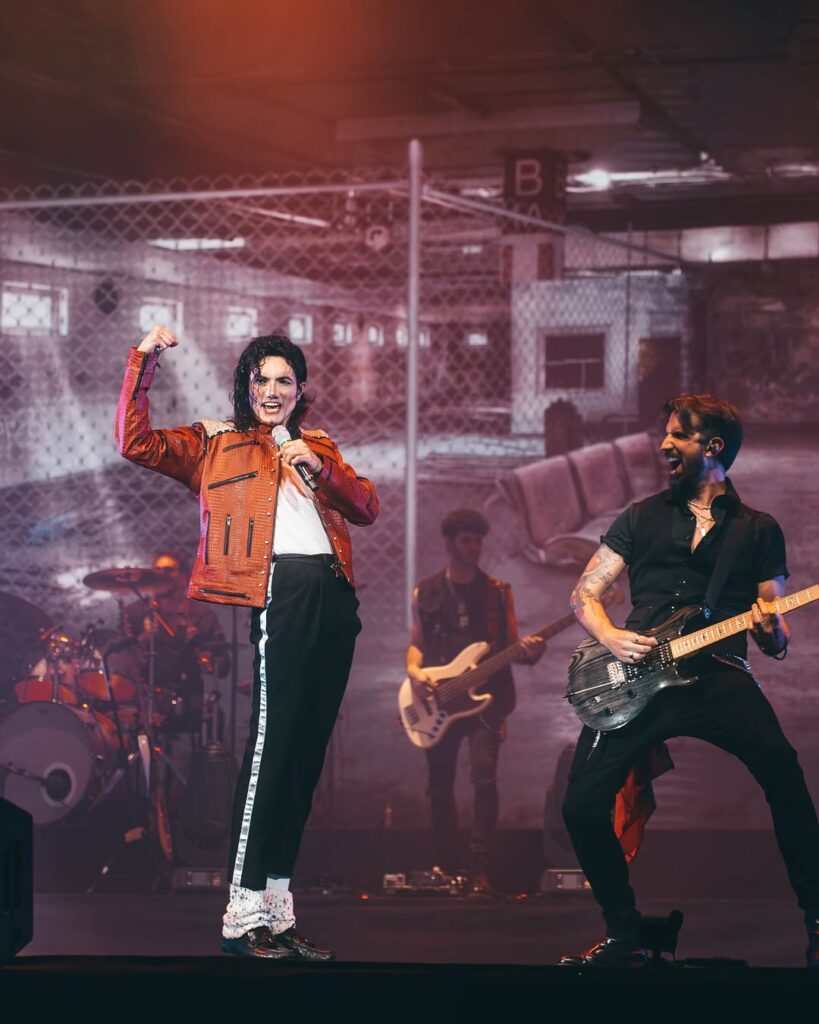 El show tributo incluye coreografías y vestuarios inspirados en distintas etapas de la carrera de Michael Jackson, con una duración aproximada de dos horas.