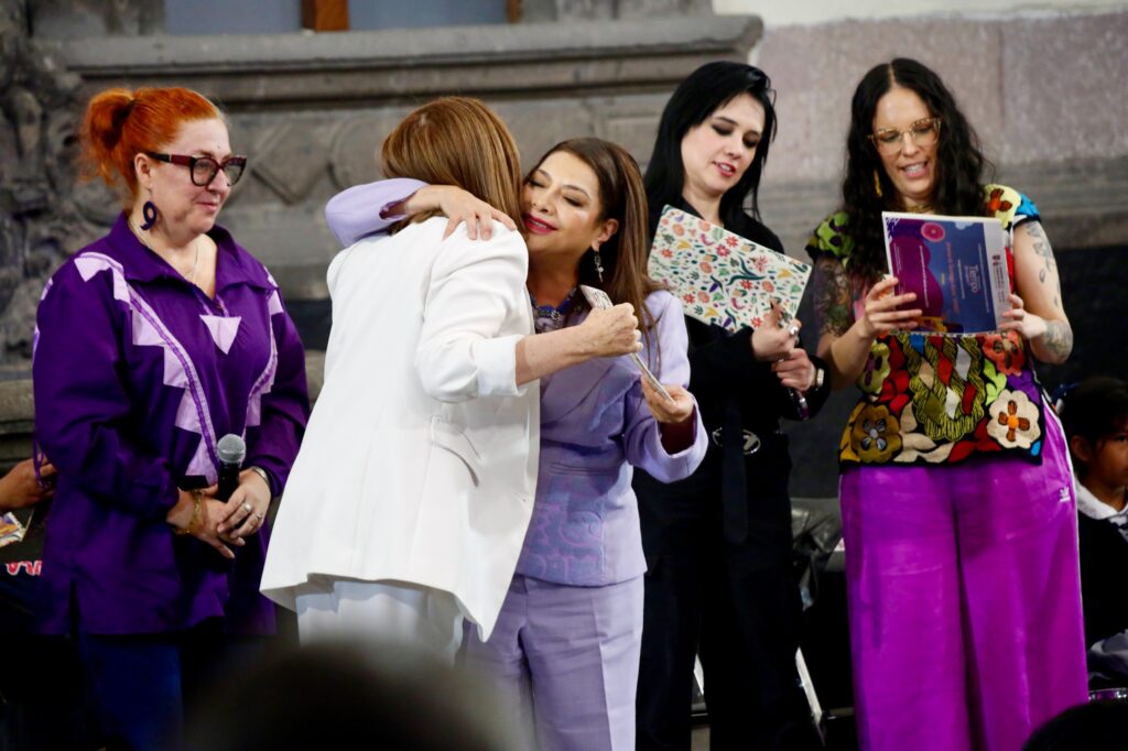 Clara Brugada ofrece apoyo económico a mujeres artistas