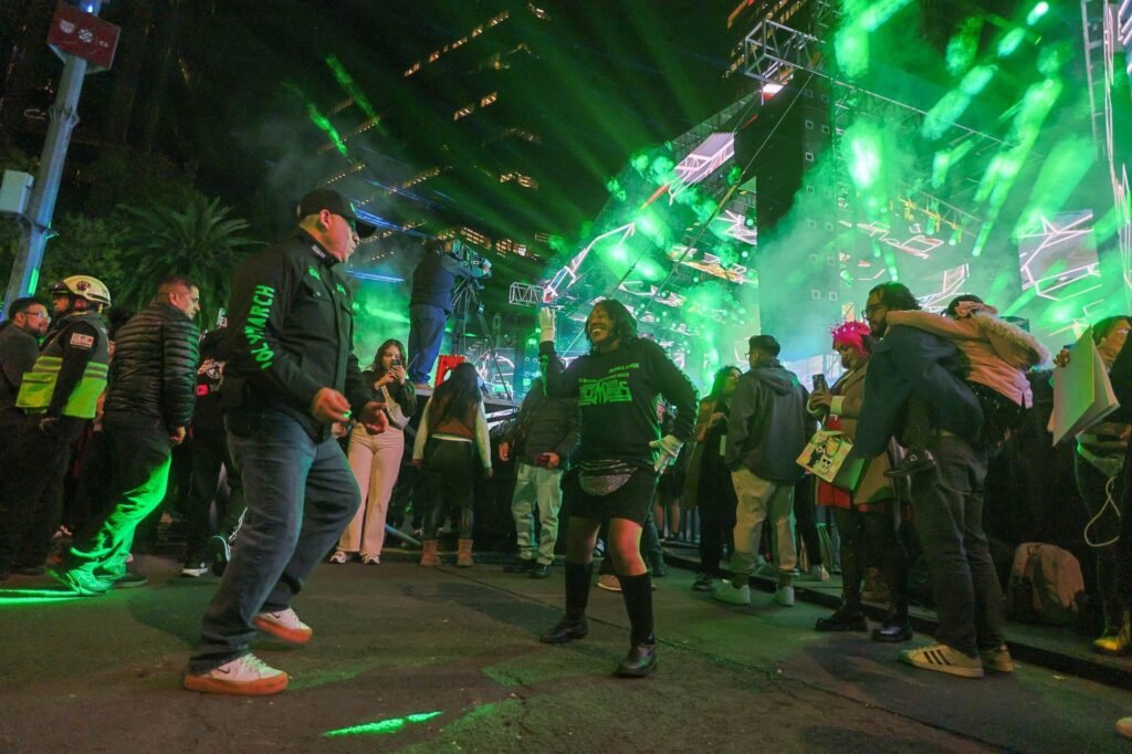 Prepara tu mejor outfit para ir a bailar música ochentera.