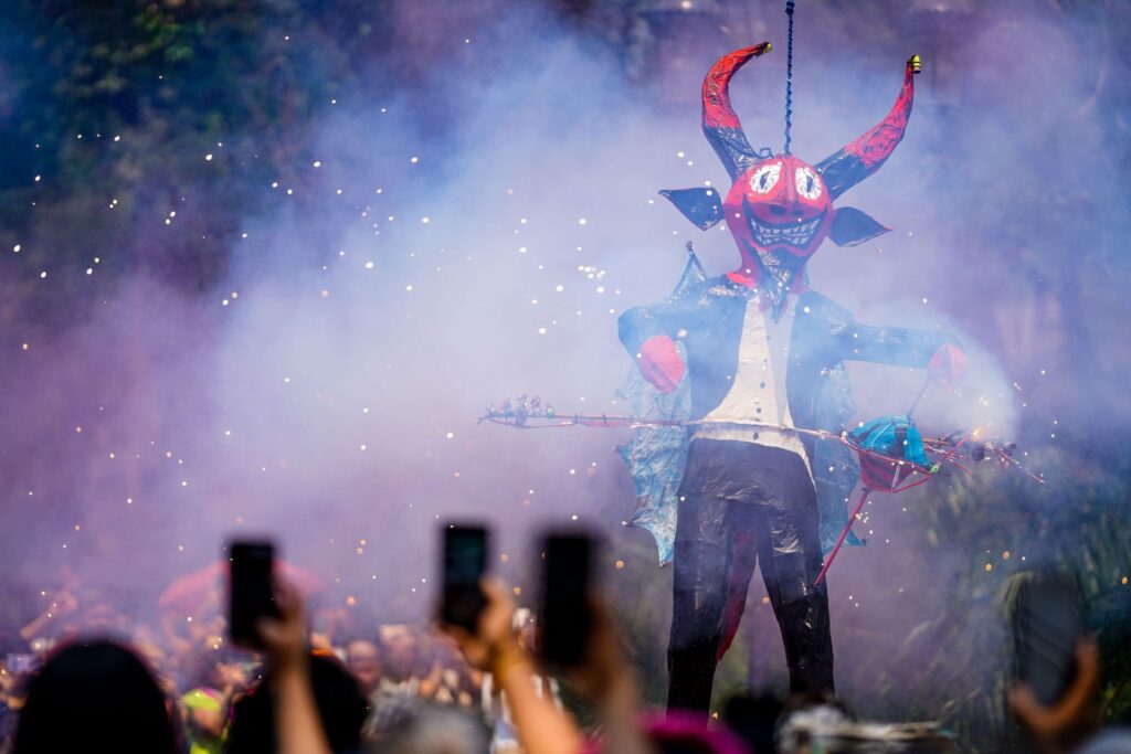 La tradicional Quema de Judas en la CDMX simboliza el triunfo del bien sobre el mal a través de figuras pirotécnicas de cartón.