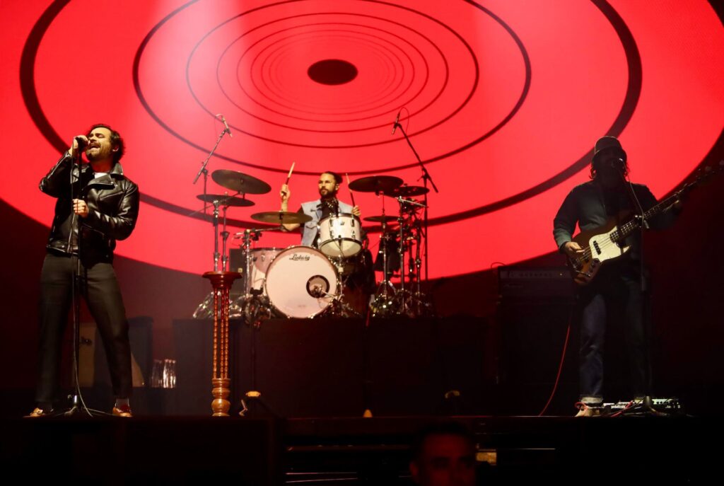 Enjambre regresa al Vive Latino para presentar su nuevo disco "Daños Luz". 