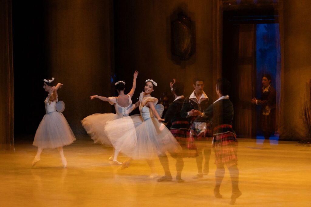 Integrantes de la Compañía Nacional de Danza interpretan una escena de La Sílfide y el Escocés durante una de las funciones en la Ciudad de México. 