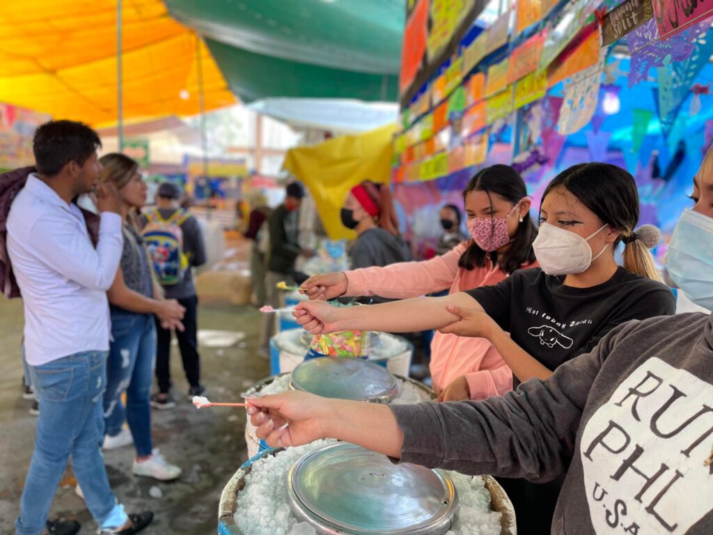 La Feria Nacional de la Nieve en Santiago Tulyehualco celebra su edición 139 con más de cien sabores artesanales.
