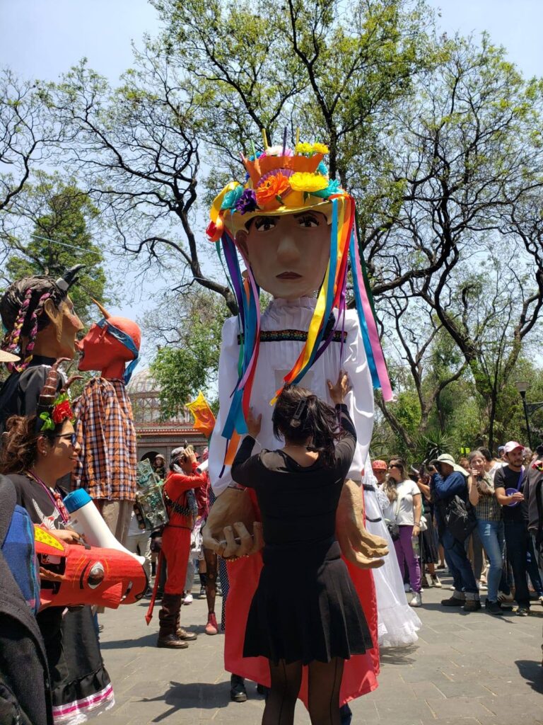 El XIV Festival de la Cartonería exhibe el talento y la creatividad de los maestros artesanos que mantienen vivo este oficio en la capital.